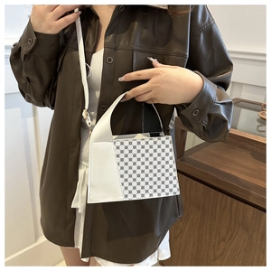 Détail du mini sac blanc avec motif à carreaux asymétrique et bandoulière amovible
