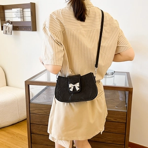 Borsa a tracolla nera capiente con fiocco in argento e catena alla moda da donna