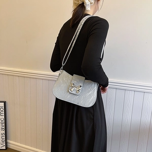 Borsa a tracolla grigio argento con fibbia a fiocco metallico e texture marmorizzata