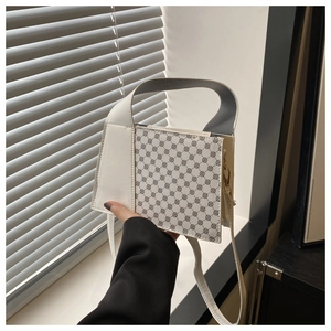 Détail du sac à main carré en cuir blanc avec motif géométrique gris et finitions dorées