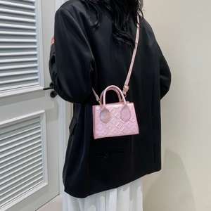 Sac bandoulière matelassé rose chic pour femmes avec poignée élégante fini métallique
