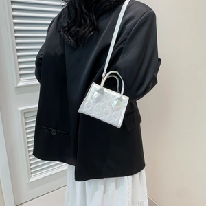Sac à bandoulière matelassé à dégradé avec finition métallique pour look élégant