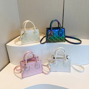 Mini sacs carrés matelassés en vert irisé, or, rose et blanc nacré avec bandoulière