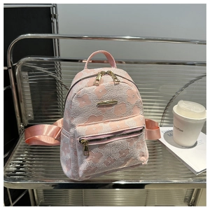 Detailansicht des rosa Jacquard-Minirucksacks mit Blumenmuster und Goldverzierung