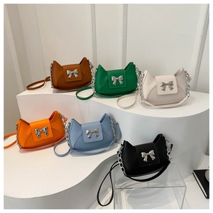 Dettagli di borse a mezzaluna con fibbie a fiocco in metallo in sei colori alla moda
