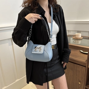 Borsa a spalla chic azzurra con fiocco in metallo argento e tracolla a catena da donna