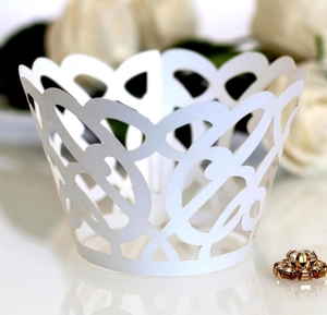 Vue macro de l'emballage de cupcake blanc découpé au laser avec motif filigrane élégant