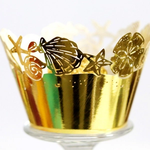 Goldene Laserschnitt-Cupcake-Förmchen mit Muschel- und Seesternmuster für Hochzeiten