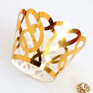 Détails du contour de cupcake doré découpé au laser avec motif de cœur élégant
