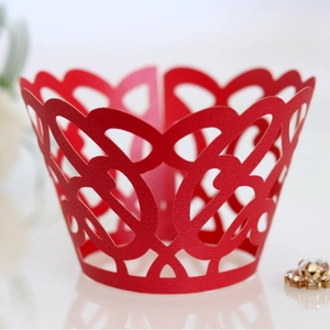 Caissettes à cupcakes rouges découpées au laser avec motifs de cœurs pour mariages