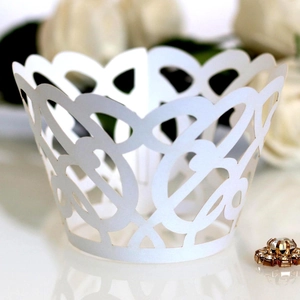 Caissettes à cupcakes blanches découpées au laser avec motifs de vigne pour mariages