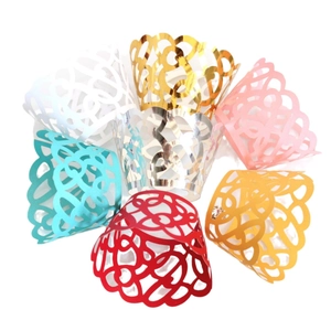 Caissettes à cupcakes découpées au laser avec motifs de cœur en plusieurs couleurs