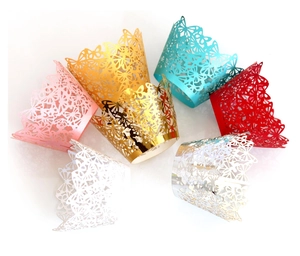 Caissettes à cupcakes découpées au laser avec motif papillon en couleurs nacrées assorties
