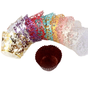 Laserschnitt-Cupcake-Förmchen mit elegantem Rankenmuster in verschiedenen Farben
