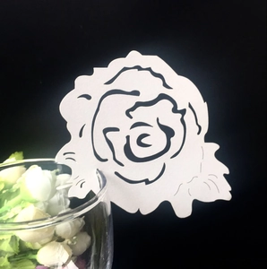 Eleganti segnaposto a forma di rosa bianca tagliata al laser per tavoli e bicchieri