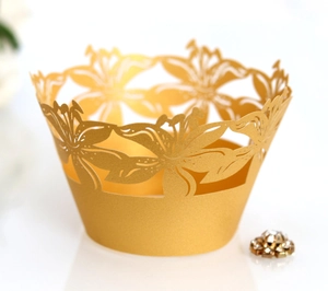 Caissettes à cupcake dorées découpées au laser avec motif floral pour mariage chic