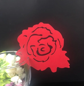 Segnaposto in carta rosa rossa tagliata al laser per decorazione tavola nozze