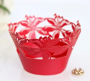 Vue détaillée de la dentelle découpée au laser sur un contour de cupcake rouge