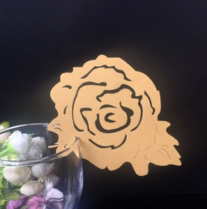 Dettaglio macro del segnaposto a rosa tagliato al laser in finitura oro opaco