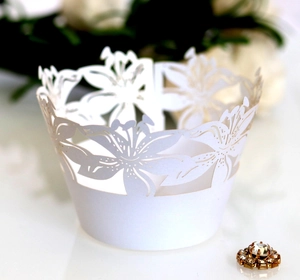 Caissettes à cupcakes blanches découpées au laser motif fleurs de lys pour mariages