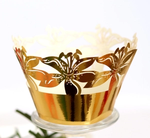 Caissettes à cupcakes dorées découpées au laser avec motifs floraux pour mariages