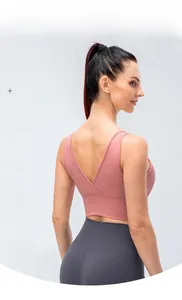 Détail du soutien-gorge de yoga dos en V rose poudré avec tissu effet seconde peau