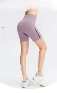 Dettaglio dei pantaloncini yoga viola a vita alta con mesh traspirante e effetto lifting