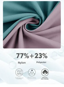 Gros plan sur la texture du tissu respirant avec 77% Nylon et 23% Élasthanne