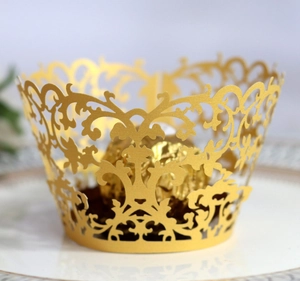 Caissettes à cupcakes dorées découpées au laser style baroque pour les mariages