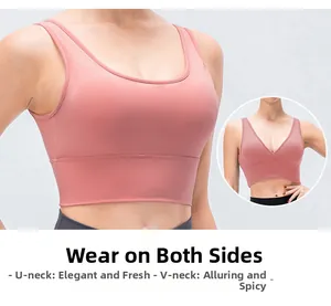 Détail du soutien-gorge de sport rose poudré avec col en U et col en V réversibles