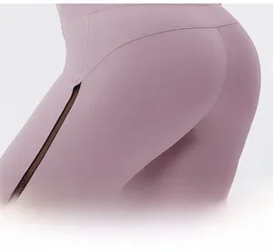 Dettaglio degli shorts yoga a vita alta con tessuto spazzolato malva e pannelli mesh