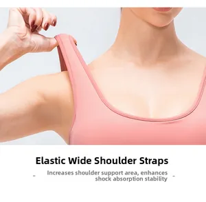 Détail des larges bretelles de soutien-gorge de sport rose corail pour le soutien