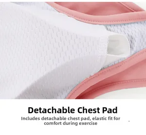 Détail du soutien-gorge de sport rose avec coussinets amovibles et doublure en maille