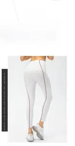 Détail du legging de yoga taille haute avec coutures contrastées et tissu à séchage rapide