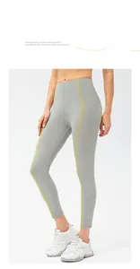 Détail du legging de yoga taille haute avec des coutures contrastées jaunes élégantes