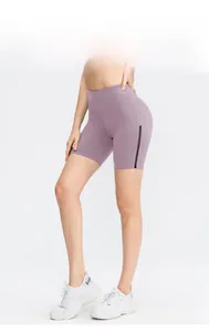 Dettaglio degli shorts viola da yoga a vita alta con inserti in mesh nero