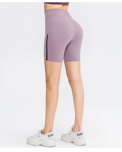 Vista posteriore dei pantaloncini da yoga lilla a vita alta con effetto modellante