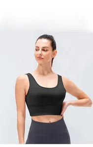 Vue détaillée du soutien-gorge de sport noir pour femme avec bretelles larges et col en U