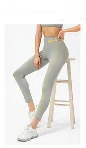 Détail du legging de yoga taille haute avec coutures contrastées et effet gainant