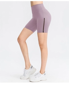 Dettaglio degli shorts da yoga a vita alta color malva con inserti in mesh traspirante