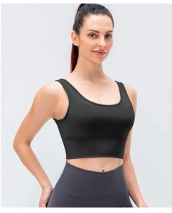 Détail de la brassière de sport noire haute élasticité et du legging gris anthracite