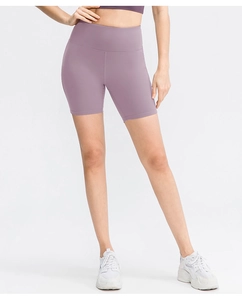 Dettaglio dei pantaloncini da yoga lilla a vita alta con cuciture piatte per fitness