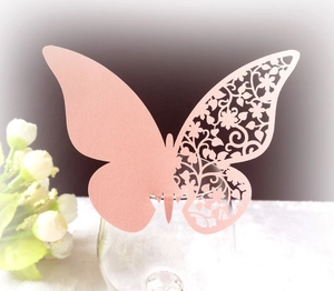 Ροζ κάρτα θέσης πεταλούδα laser-cut για ποτήρια κρασιού με κομψό λουλουδάτο σχέδιο