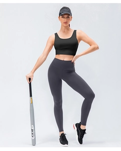 Détail du soutien-gorge de yoga haute élasticité et du legging gris taille haute