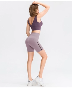 Dettaglio di pantaloncini da yoga a vita alta con inserti in mesh e reggiseno sportivo