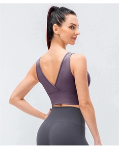 Détail du soutien-gorge de sport violet à dos croisé en V et des leggings de yoga gris