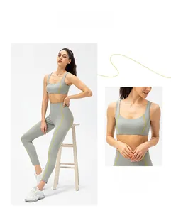 Détail d'un ensemble de yoga taille haute avec coutures contrastées et débardeur