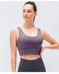 Vue détaillée d'une brassière de sport violette et d'un legging de yoga gris foncé