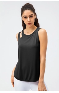 Detail des schwarzen, atmungsaktiven Yoga-Tops mit Cut-out-Design an der rechten Schulter