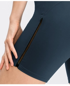 Dettaglio dei pantaloncini da yoga verde scuro con inserti in mesh e cuciture piatte